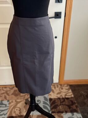 New Women’s Van Heusen stretch extensible gray classic pencil skirt. Size 6